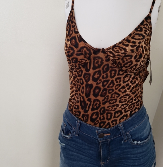 SOLD!!!Boohoo Leopard print cupped bodysuit - Picture 2 of 3